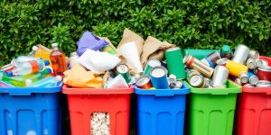 Colectare selectivă a deșeurilor în containere colorate.