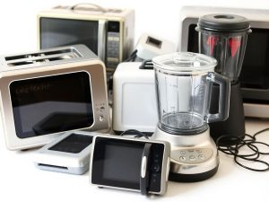 Electrocasnice vechi pregătite pentru reciclare.