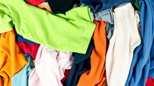 Haine colorate aruncate, gata de reciclare.