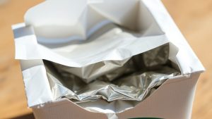 Ambalaj Tetra Pak deschis, arătând straturile sale interne.